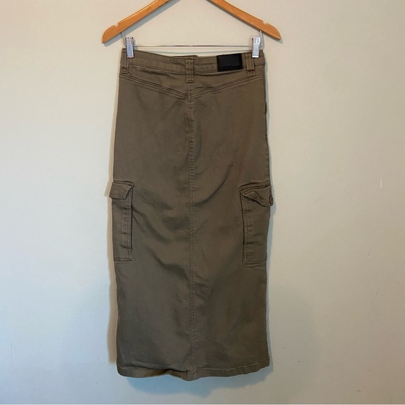 BCBGeneration Green A-Line cargo skirt with slit in the front. - Picture 5 of 7